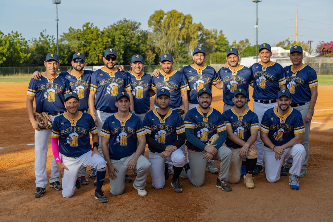 El equipo de Los Problems en el terreno, de uniforme azul marino y dorado